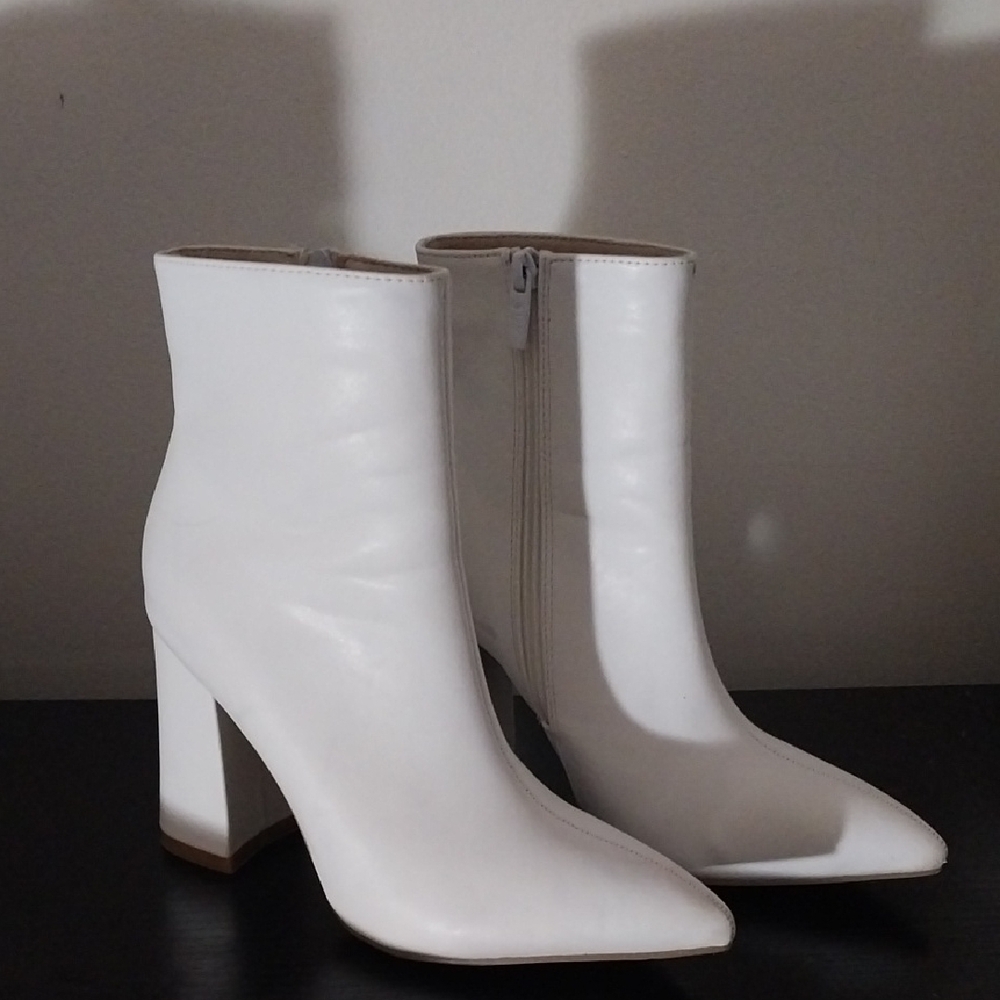 Stylish White Heeled Boots with Block Heel and Pointed Toe